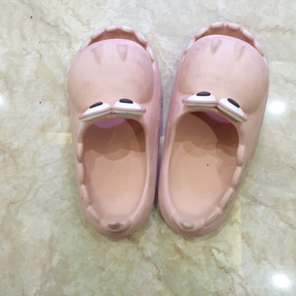 CROCS WOMEN'S SLIPPERS ARE COMFORTABLE, VARIETY OF DESIGNS AND STYLES - FREE SHI - Picture 1 of 4